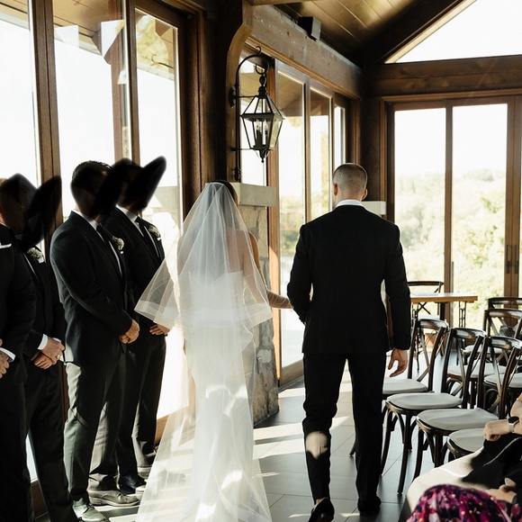 Beautiful white trim wedding veil - Picture 5 of 7